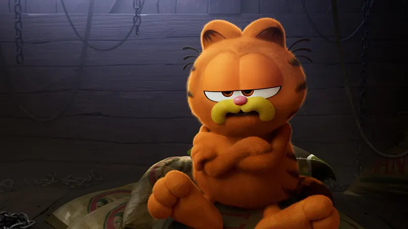 garfield gatto arancione arrabbiato con sfondo blu film recensione