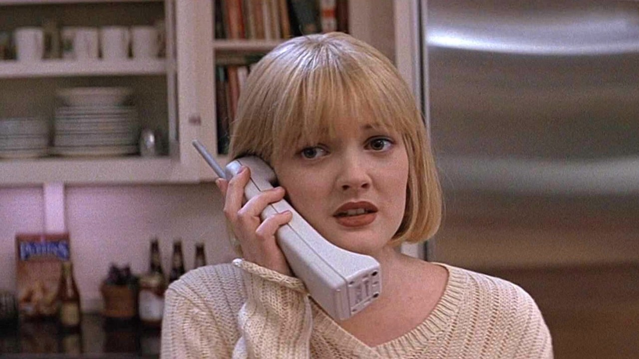 Scream: Drew Barrymore annuncia la reunion con una telefonata a Ghostface thumbnail