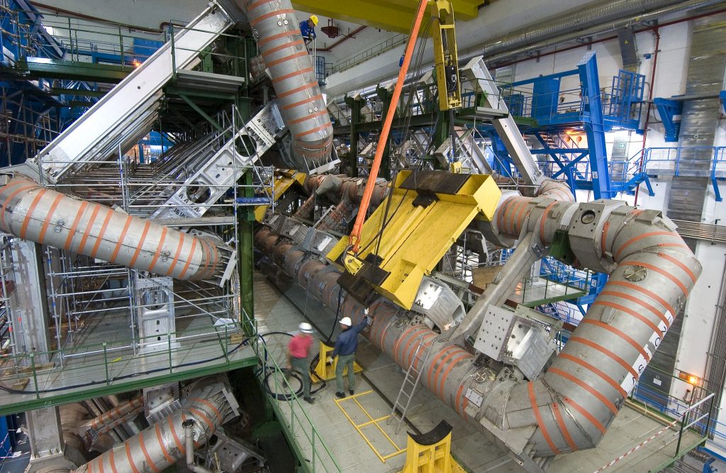 Quando nel 2005 montarono il magnete toroidale di ATLAS, piccolino eh? Credit: ATLAS Experiment © 2016 CERN 