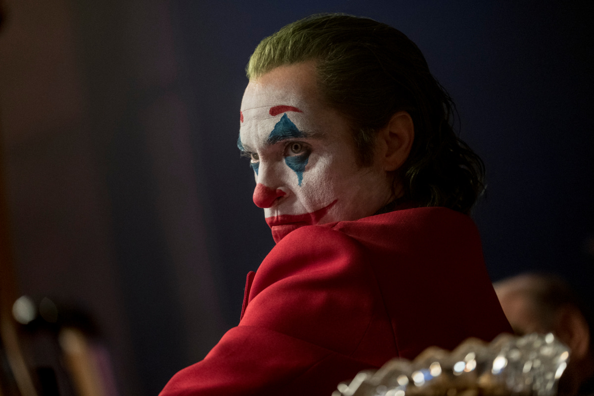 Joaquin Phoenix spiega la sua teoria sul finale di Joker thumbnail