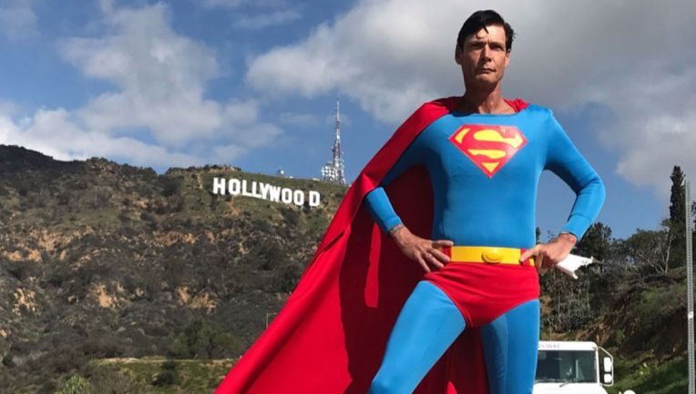 Il Superman di Hollywood Boulevard sarà sepolto con il costume thumbnail