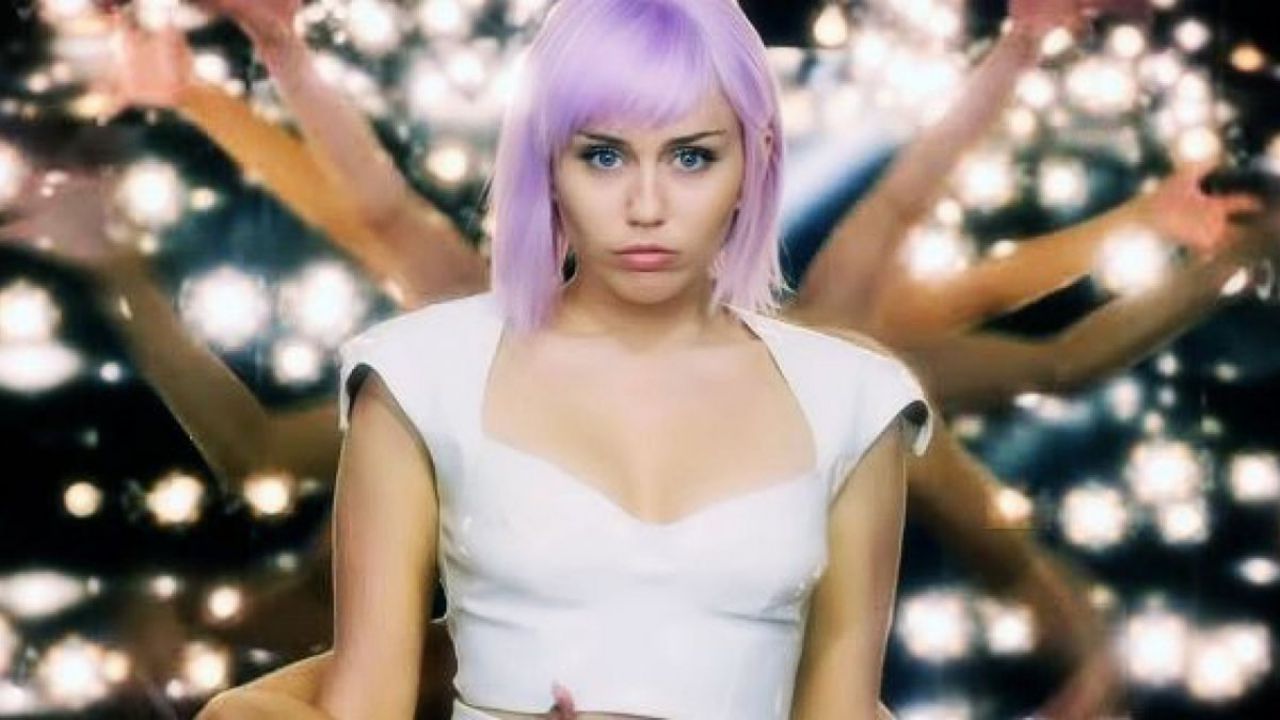 Miley-Cyrus-serie-netflix-Orgoglio-Nerd