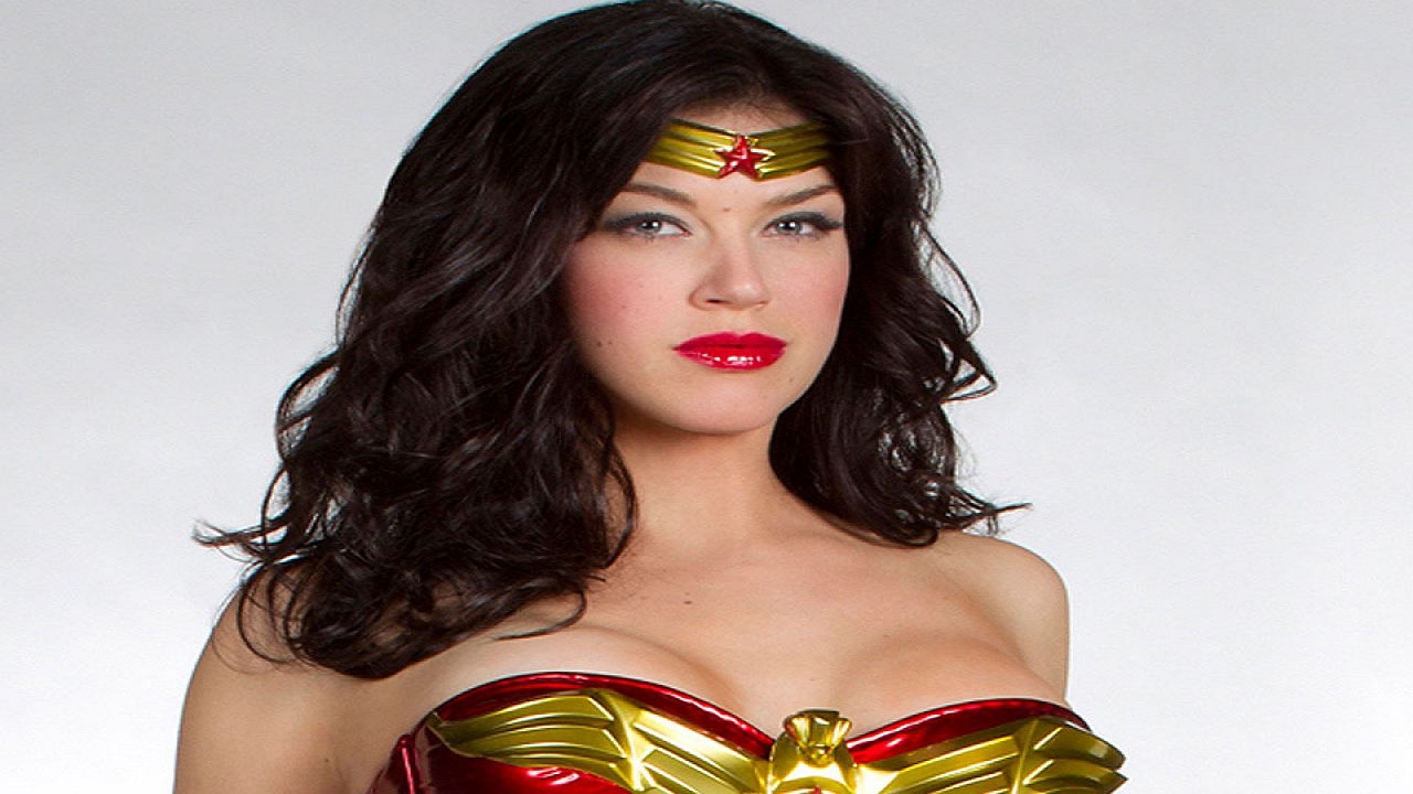 Adrianne Palicki racconta la sua Wonder Woman thumbnail