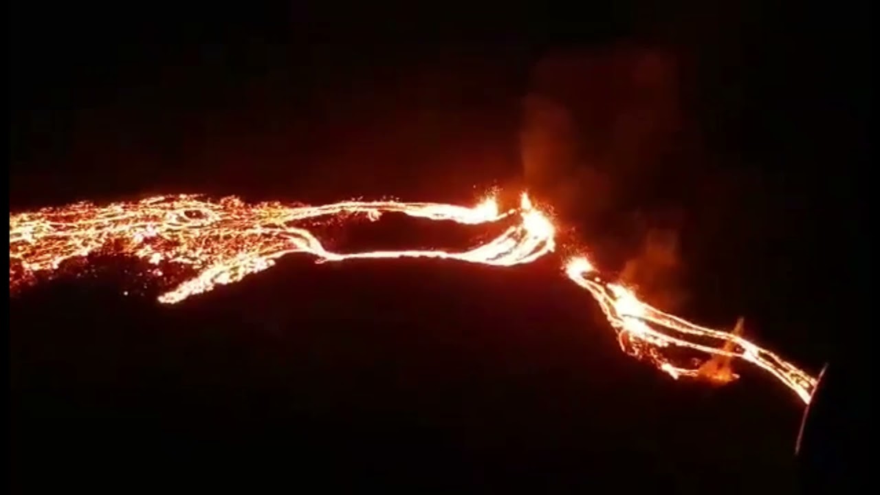 L'eruzione del vulcano Fagradalsfjall ripresa da un drone thumbnail