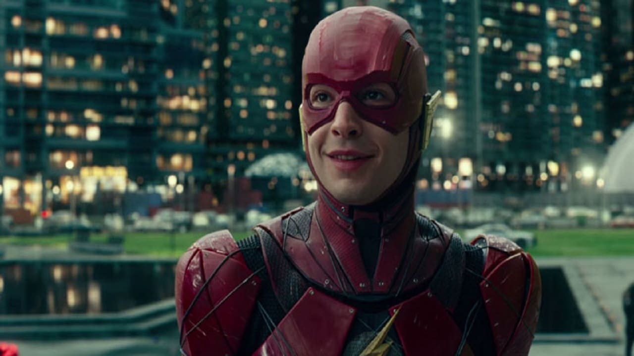 Il regista di The Flash svela il ritorno del classico costume di Batman di Keaton thumbnail