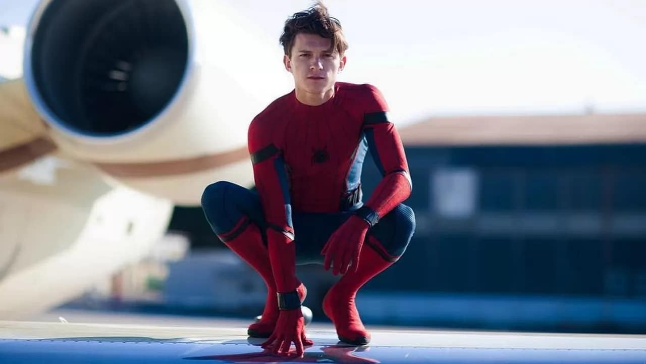 Tom Holland svela: "Uno degli Spider-Man aveva un sedere finto" thumbnail