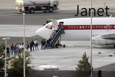 passeggeri all'imbarco di un volo JANET Airlines, compagnia aerea segreta