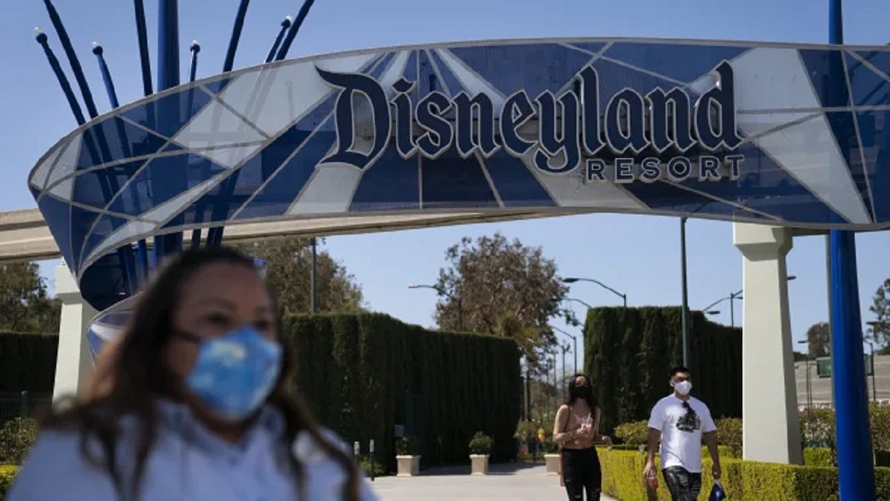 Disneyland fissa la scadenza del vaccino per i dipendenti thumbnail