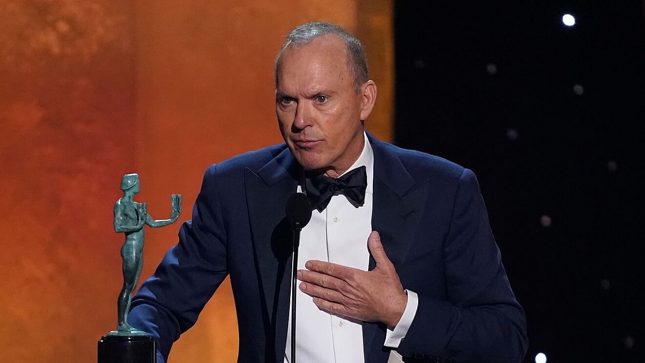 Michael Keaton ricorda il nipote e si commuove durante i ringraziamenti ai SAG Awards thumbnail