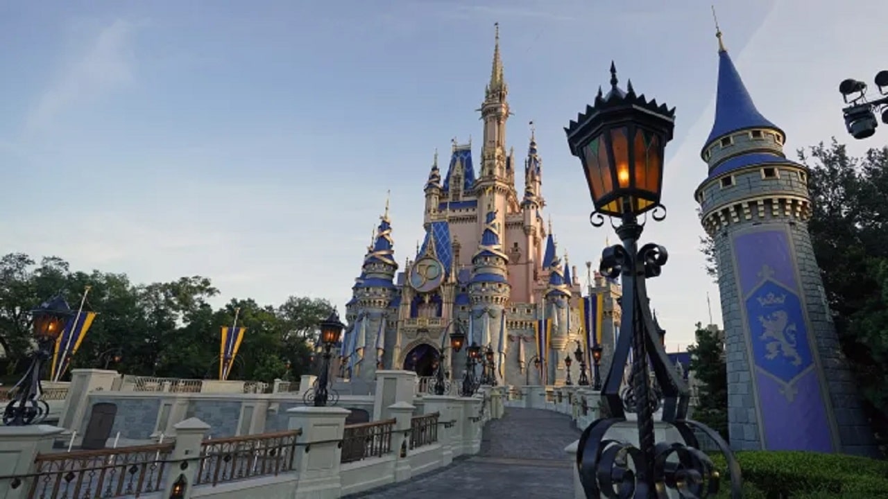 I parchi Disney americani tolgono l'obbligo di mascherina per i vaccinati thumbnail