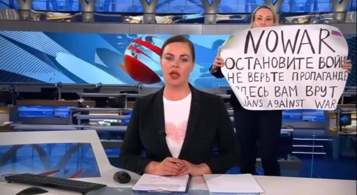 Marina Ovsyannikova: la giornalista eroina che condanna Putin in diretta TV in Russia thumbnail