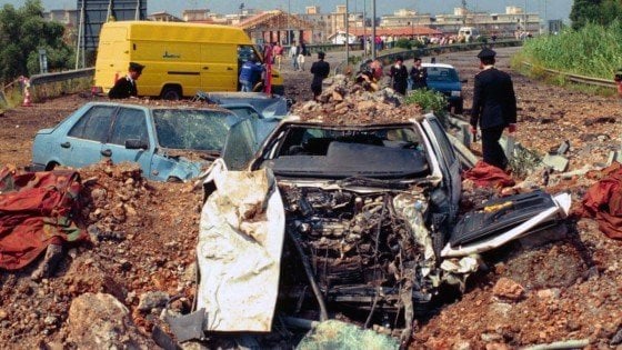 l'auto del giudice Falcone dopo l'esplosione