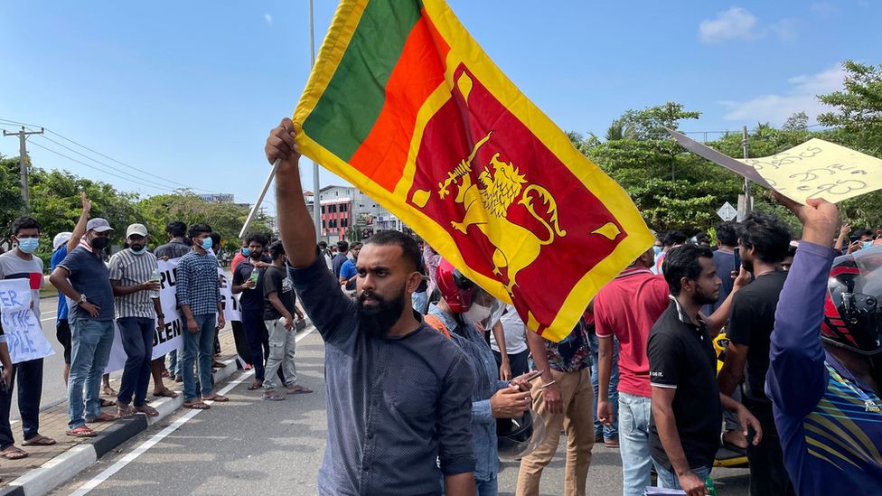 manifestante sventola bandiera dello Sri Lanka