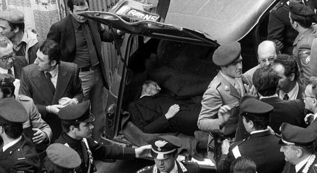 Il cadavere di Aldo Moro rinvenuto nella Renault 4 rossa 