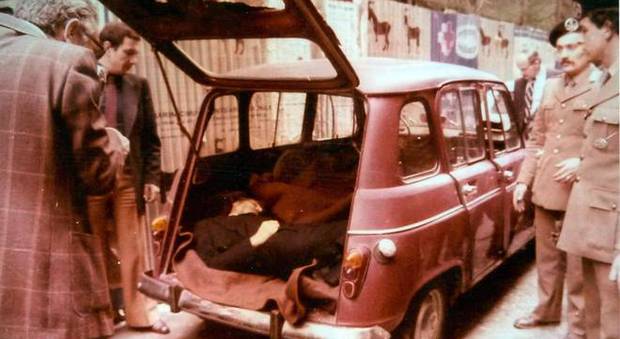 Il cadavere di Aldo Moro rinvenuto nella Renault 4 rossa