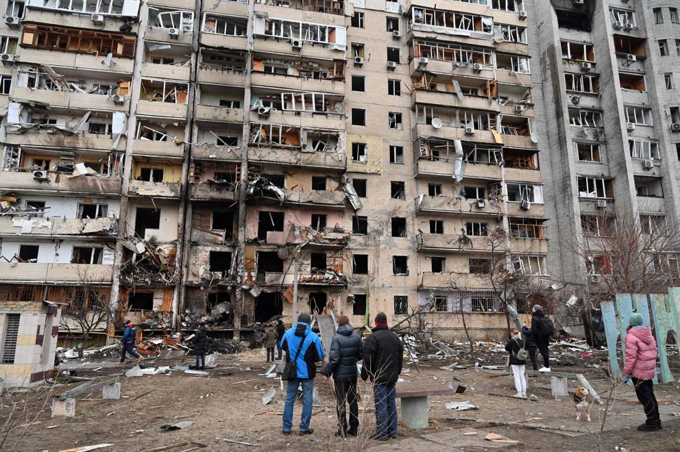 zona residenziale alle porte di Kiev colpita dall'artiglieria pesante russa