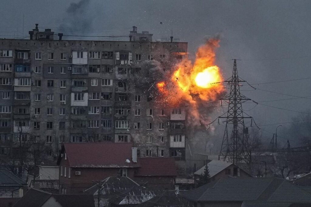 la città di Hostomel durante un attacco dell'esercito russo, tutto da ricostruire nella città ucraina