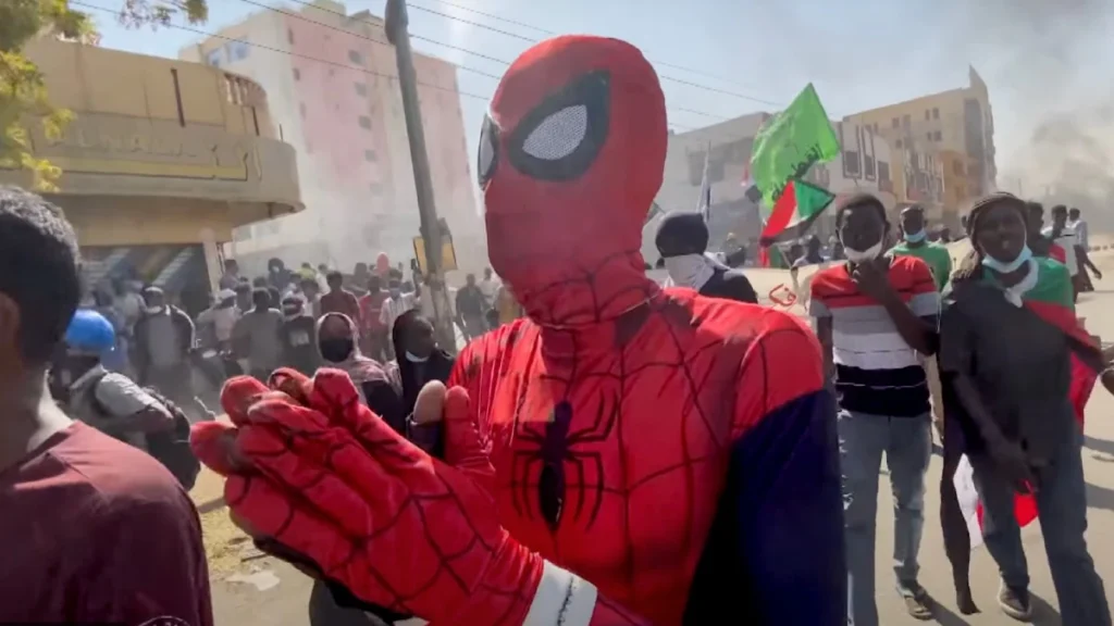 Spider-Man durante le manifestazioni in Sudan