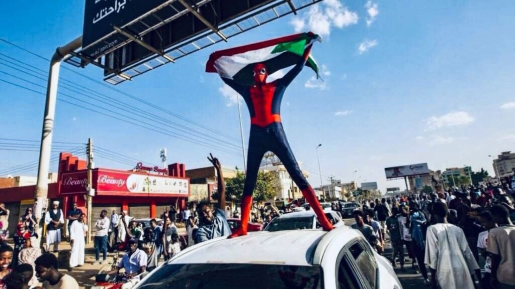 Spider-Man durante le manifestazioni in Sudan