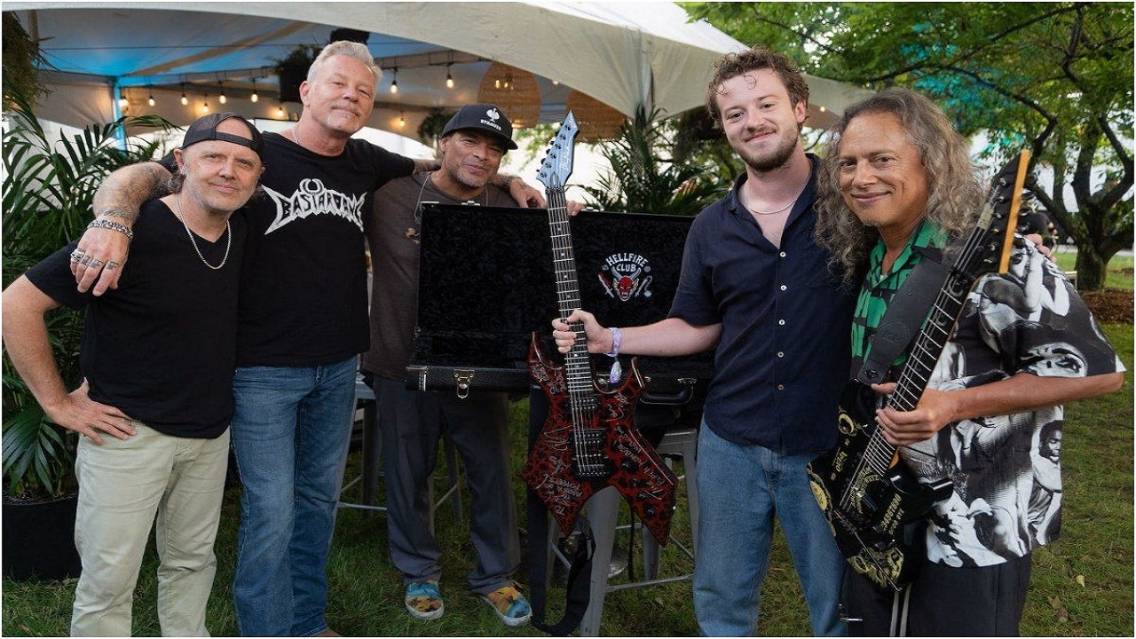 I Metallica rendono omaggio a Eddie Munson durante un'esibizione dal vivo thumbnail