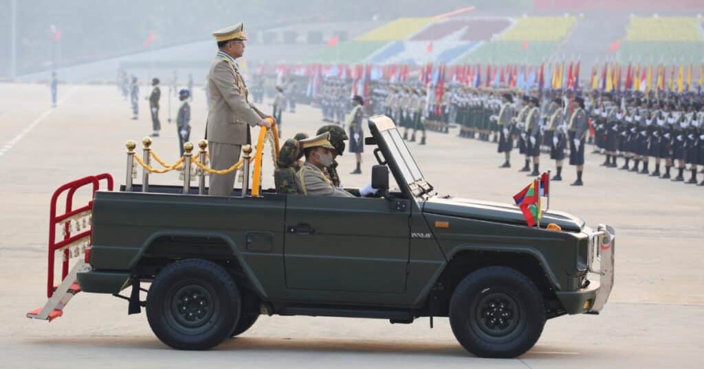 Generale Min Aung Hlaing durante una parata militare in Myanmar