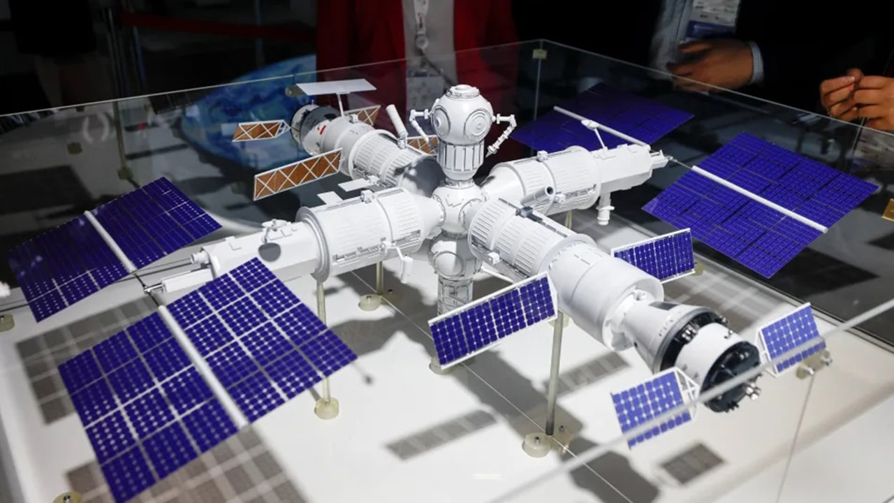 Ecco la stazione spaziale russa ROSS, per quando i russi lasceranno l'ISS thumbnail