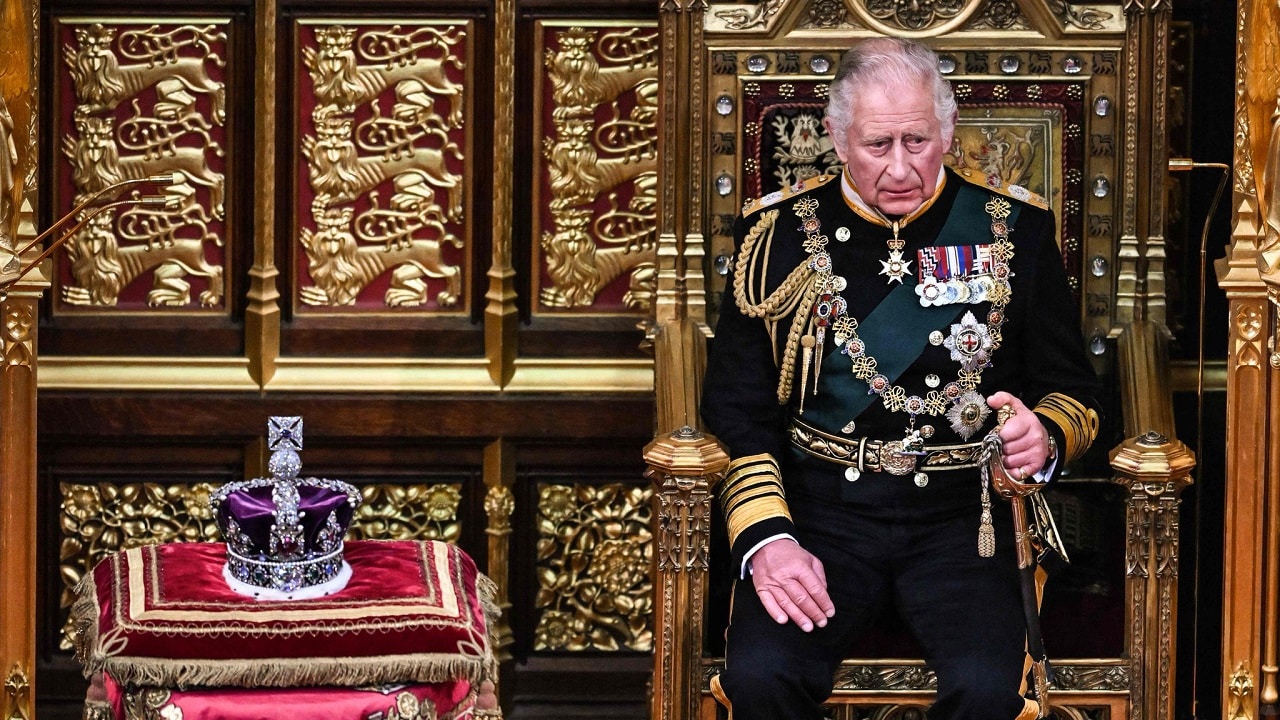 Il principe Carlo rende omaggio a sua madre nella prima dichiarazione come monarca thumbnail