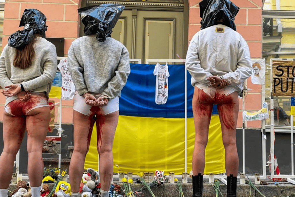 donne ucraine protestano contro gli stupri e le violenze subite durante la guerra in Ucraina