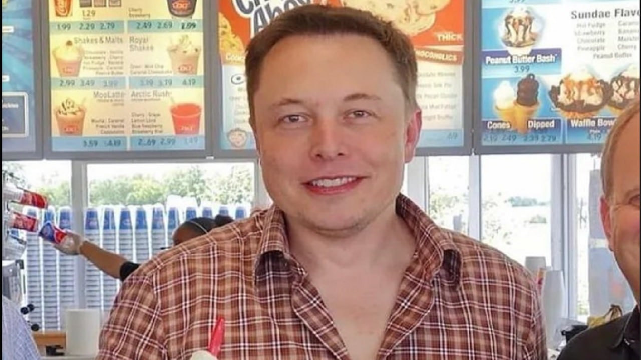 Elon Musk annuncia che si dimetterà da CEO di Twitter thumbnail