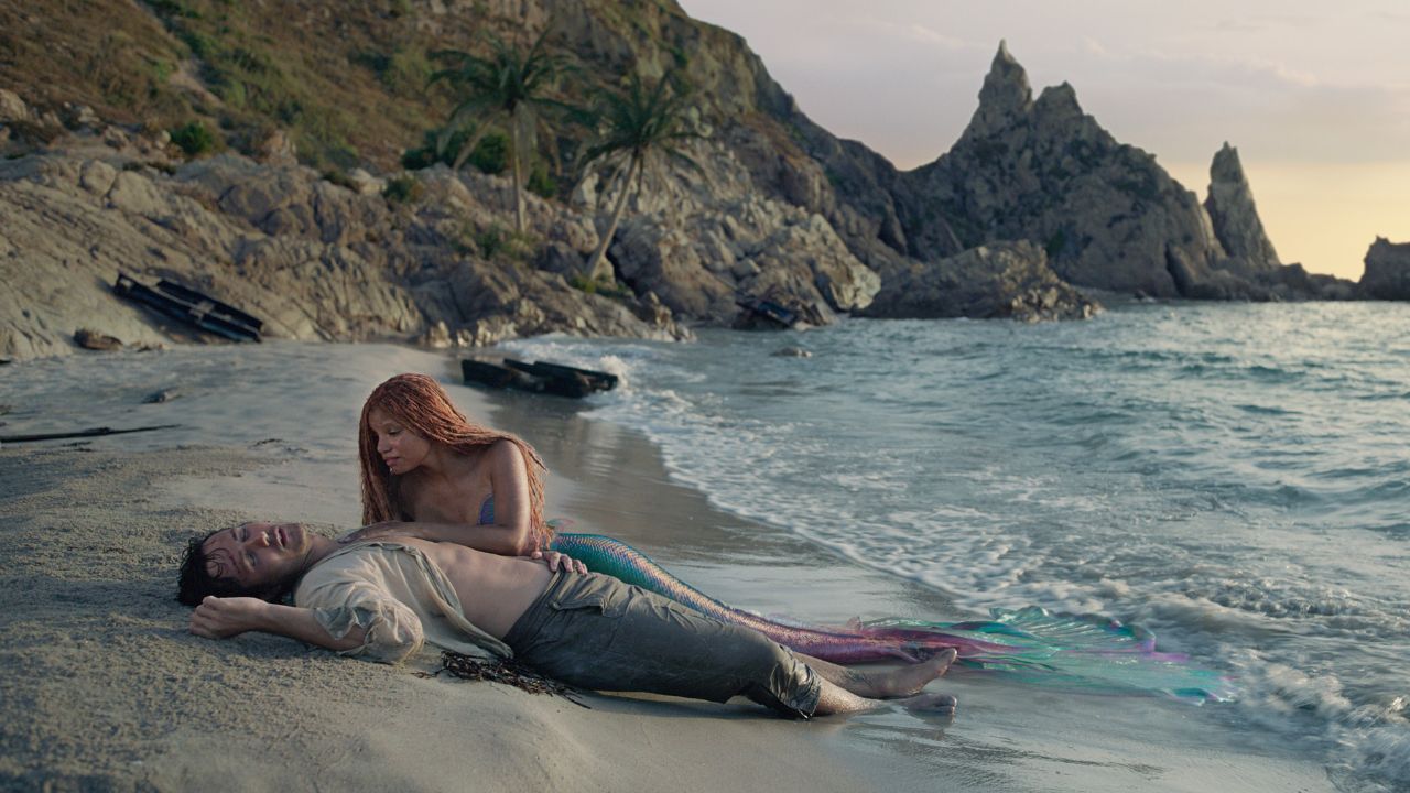 La Sirenetta illumina la Sardegna: uno spettacolo di luci e colori presso le location del film thumbnail
