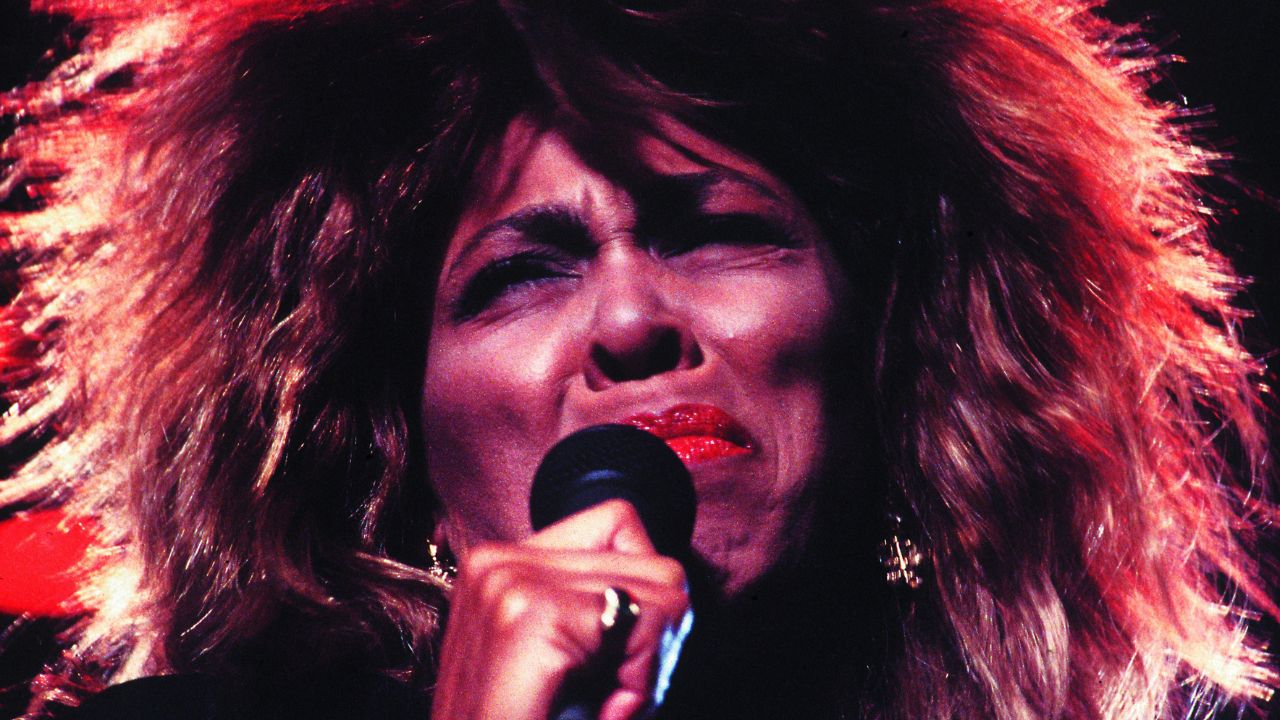 Tina Turner è morta. Il mondo della musica rende omaggio a una delle sue stelle più luminose thumbnail