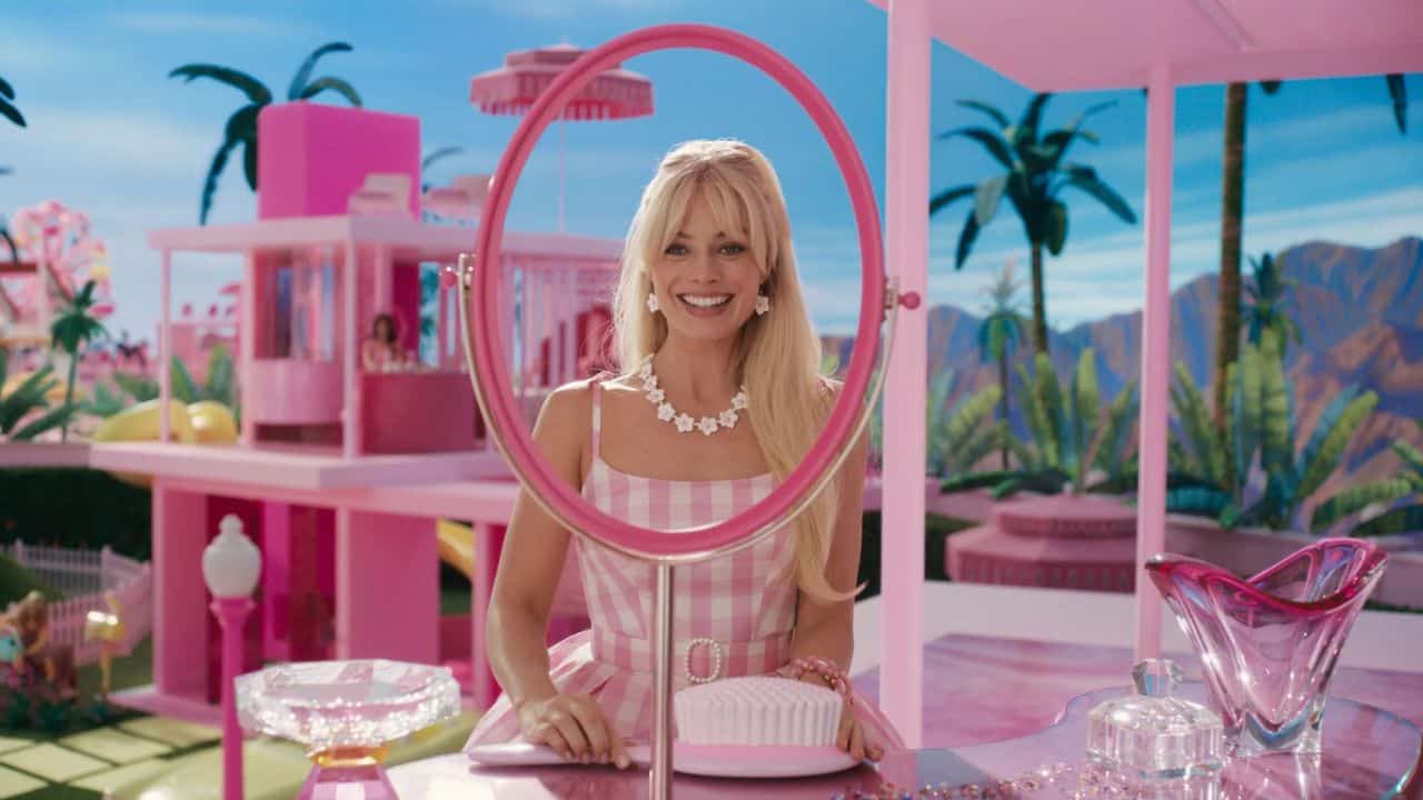 I gadget Loungefly e Funko dedicati a Barbie per l'uscita del film thumbnail