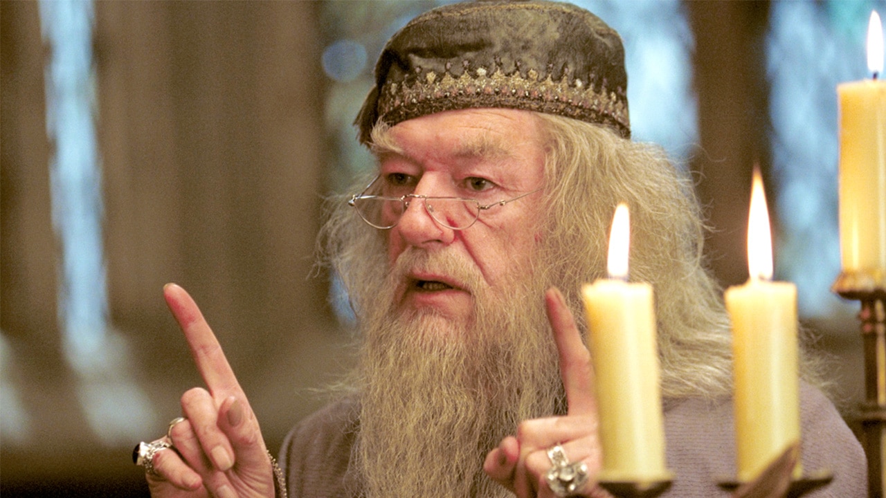 Morto Michael Gambon, l'attore che interpretò Albus Silente di Harry Potter thumbnail