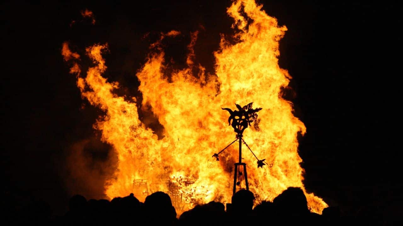 Piove sul Burning Man: il festival del fuoco sfiora la tragedia a causa dell'acqua thumbnail