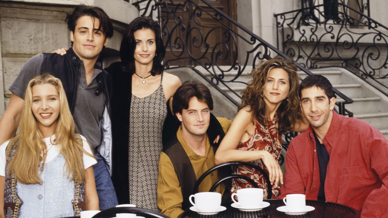 Il cast di Friends omaggia Matthew Perry thumbnail