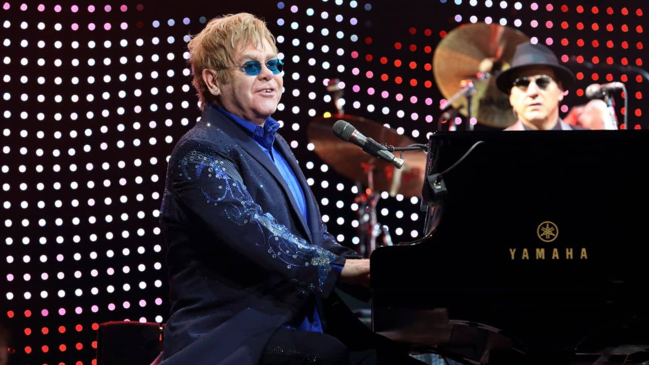 Elton John diventa la diciannovesima persona della storia a vincere un EGOT thumbnail