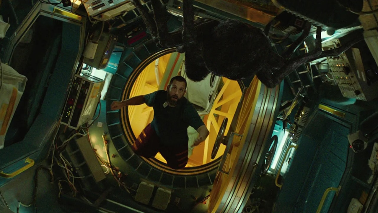 Adam Sandler interpreta un ruolo serio di fantascienza nel trailer di Spaceman thumbnail