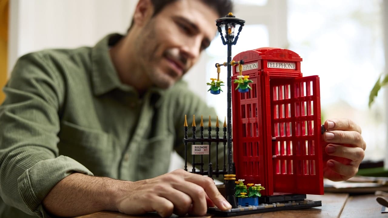 LEGO celebra i 100 anni della Cabina Telefonica Rossa di Londra con un set dedicato thumbnail