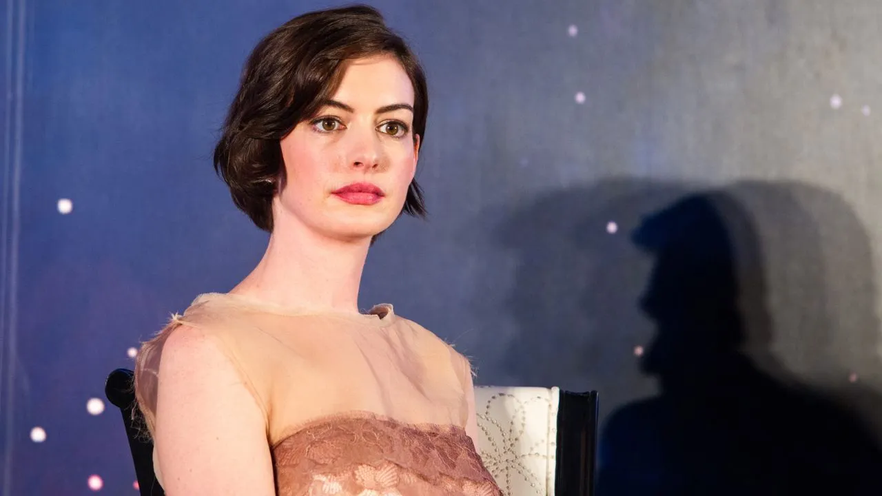 Anne Hathaway ricorda un vecchio provino: "Mi chiesero di baciare 10 uomini diversi" thumbnail