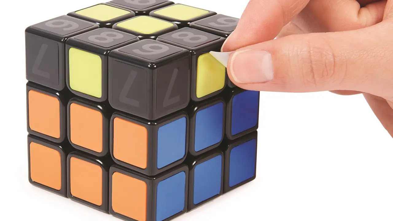 Il Cubo di Rubik compie 50 anni: Spin Master celebra con una versione retrò (e non solo) thumbnail
