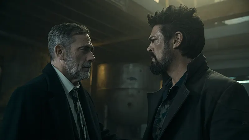 jeffrey dean morgan e karl urban nei panni di billy butcher in uno scatto dalla quarta stagione di the boys