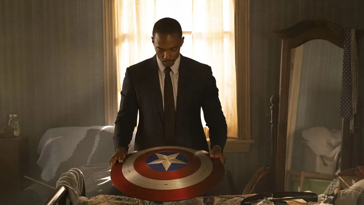 Sam Wilson è Capitan America (con il costume nuovo) nella nuova immagine dal film thumbnail