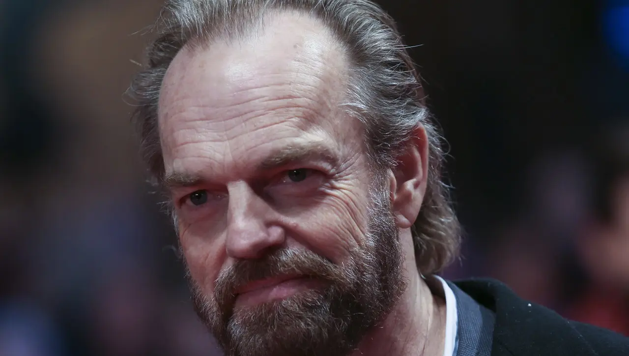 Hugo Weaving non ha visto Gli Anelli del Potere (e probabilmente non lo farà) thumbnail