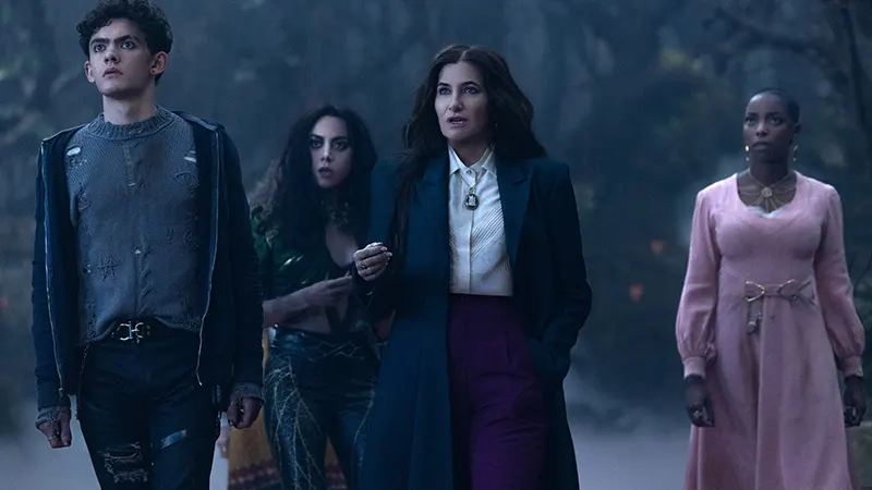 serie tv (L-R): Teen (Joe Locke), The Green Witch/Rio Vidal (Aubrey Plaza), Agatha Harkness (Kathryn Hahn) and Jennifer Kale (Sasheer Zamata) in Marvel Television's AGATHA ALL ALONG, exclusively on Disney+.