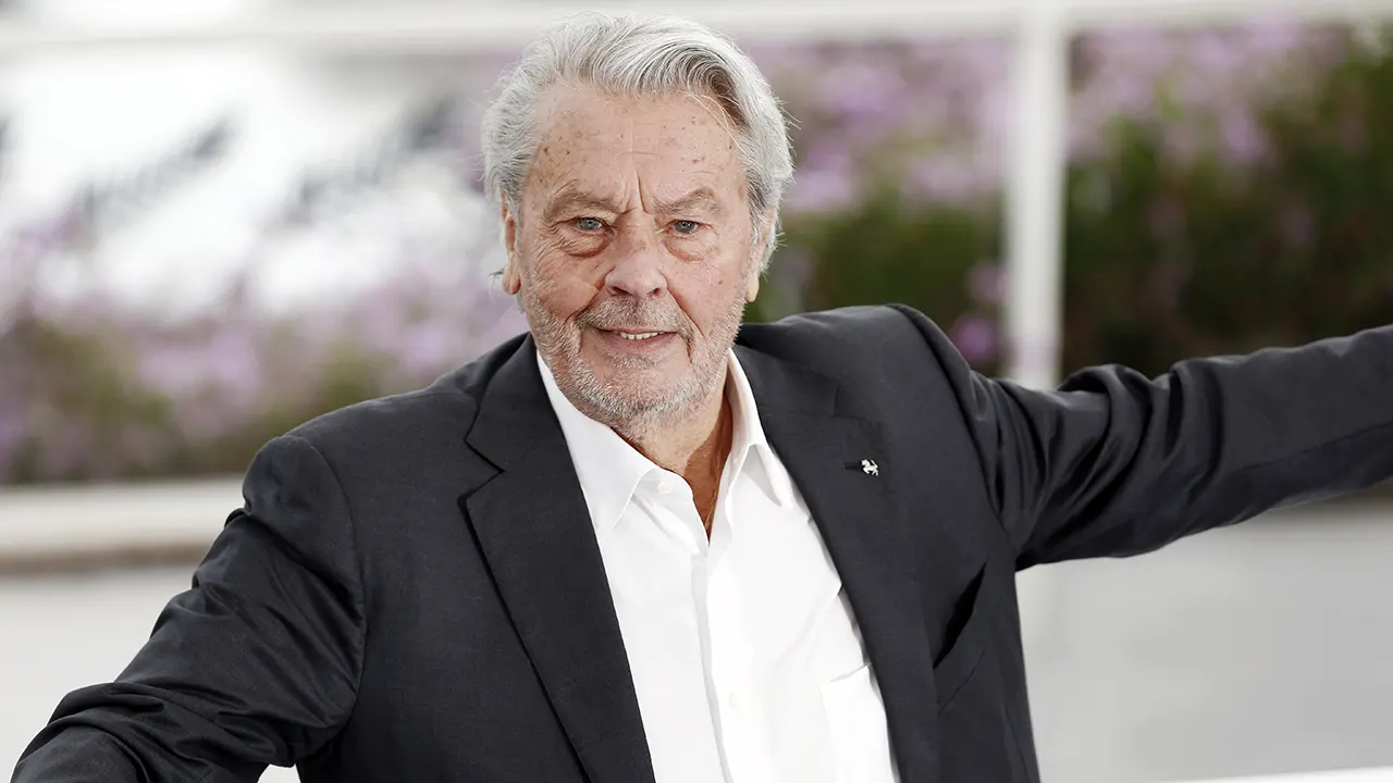 Addio ad Alain Delon, icona del cinema francese thumbnail