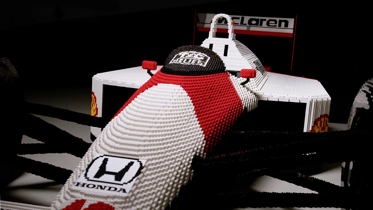 LEGO Italia celebra Ayrton Senna con una replica della McLaren MP4/4 thumbnail