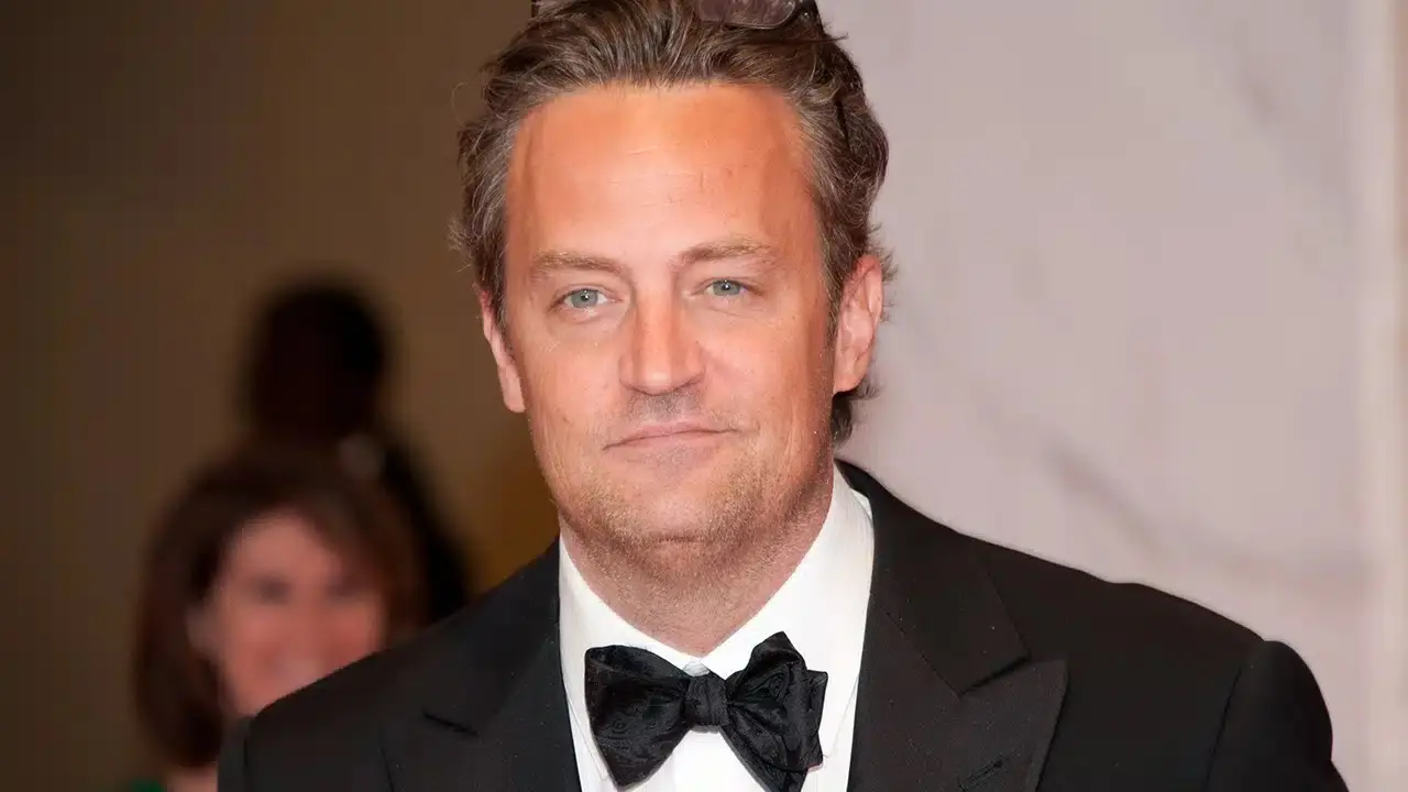 Ci sono stati cinque arresti legati alla morte di Matthew Perry thumbnail