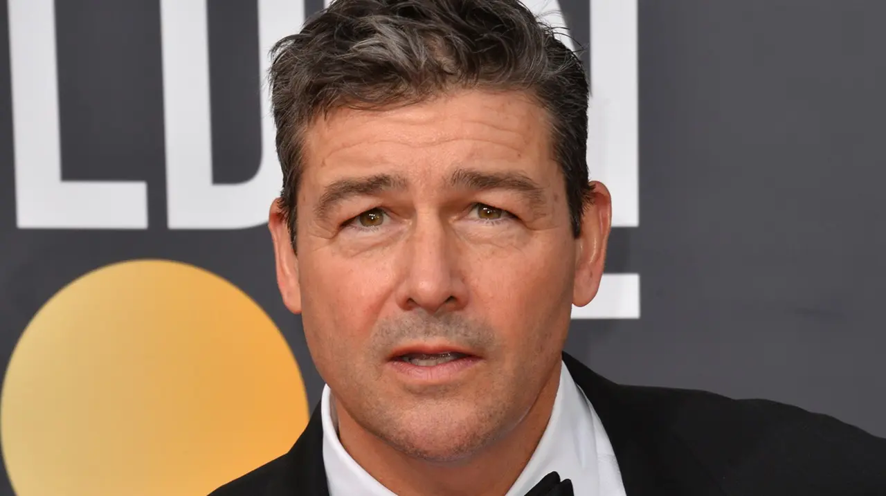 Kyle Chandler è ufficialmente una Lanterna Verde (insieme ad Aaron Pierre) thumbnail