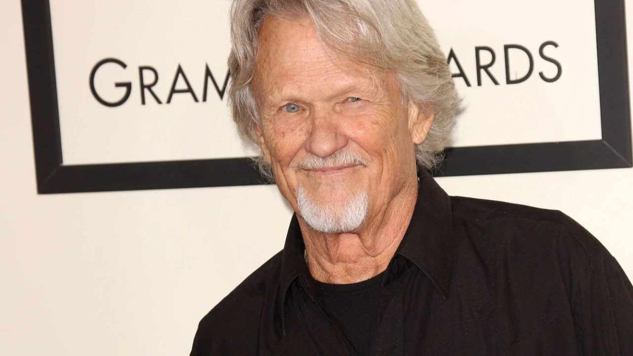 È morto Kris Kristofferson, leggenda della musica country e attore di A Star Is Born thumbnail