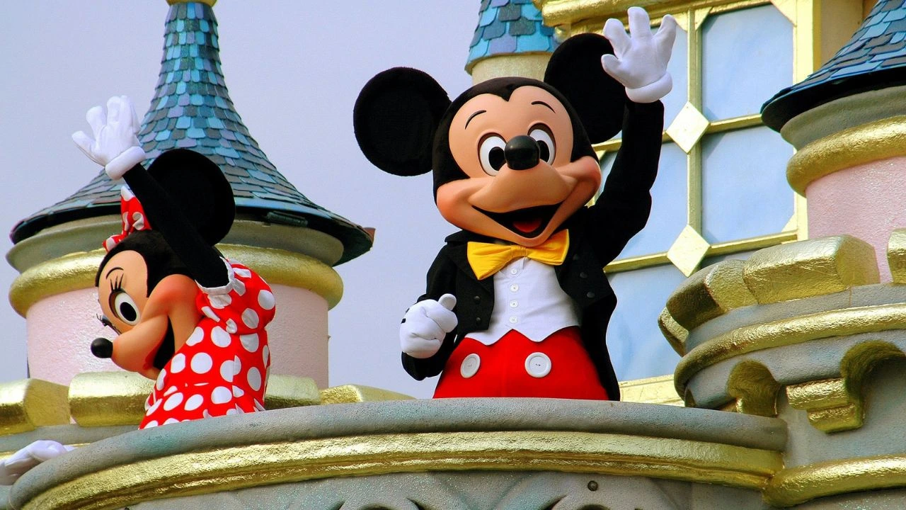 Arrestata a Disneyland per aver mentito sull’età delle figlie: il video diventa virale thumbnail